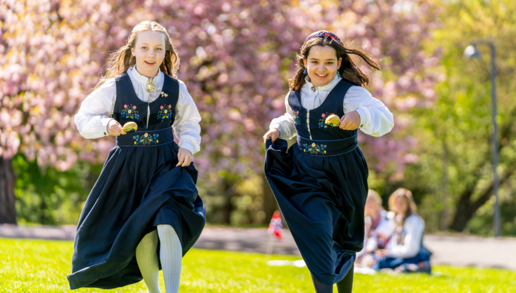 Running girls in bunads. Photo: Fredrik Ahlsen/Maverix Media AS Fredrik Ahlsen_Maverix Media AS