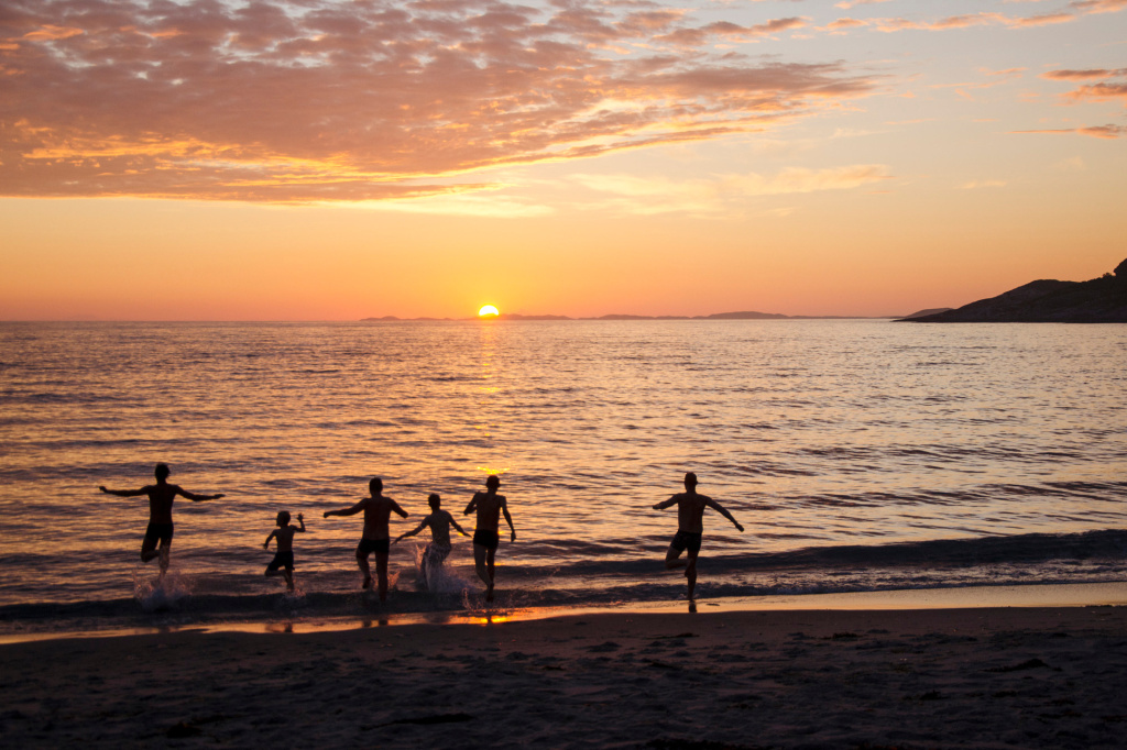 Midnight sun over Mjelle beach <span title='Photo:Alexander Benjaminsen /VisitNorway'>ⓘ </span> Midnight sun over Mjelle beach <span title='Photo:Alexander Benjaminsen /VisitNorway'>ⓘ </span>